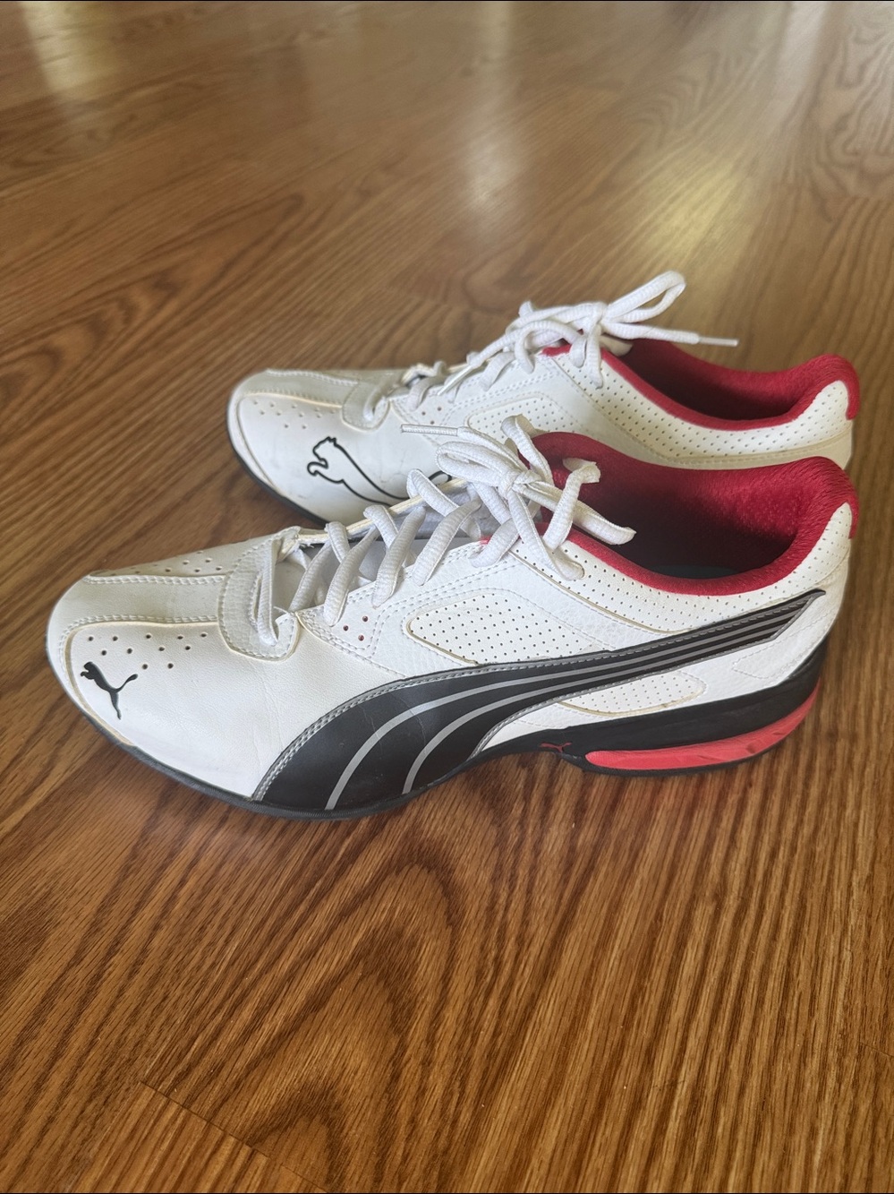 Puma White Athletic Sneakers with Red Lining and Black Accents 10.5 - Picture 3 of 6